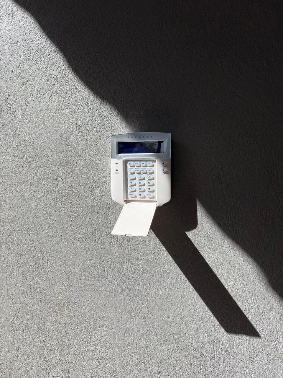 Botonera de seguridad instalada