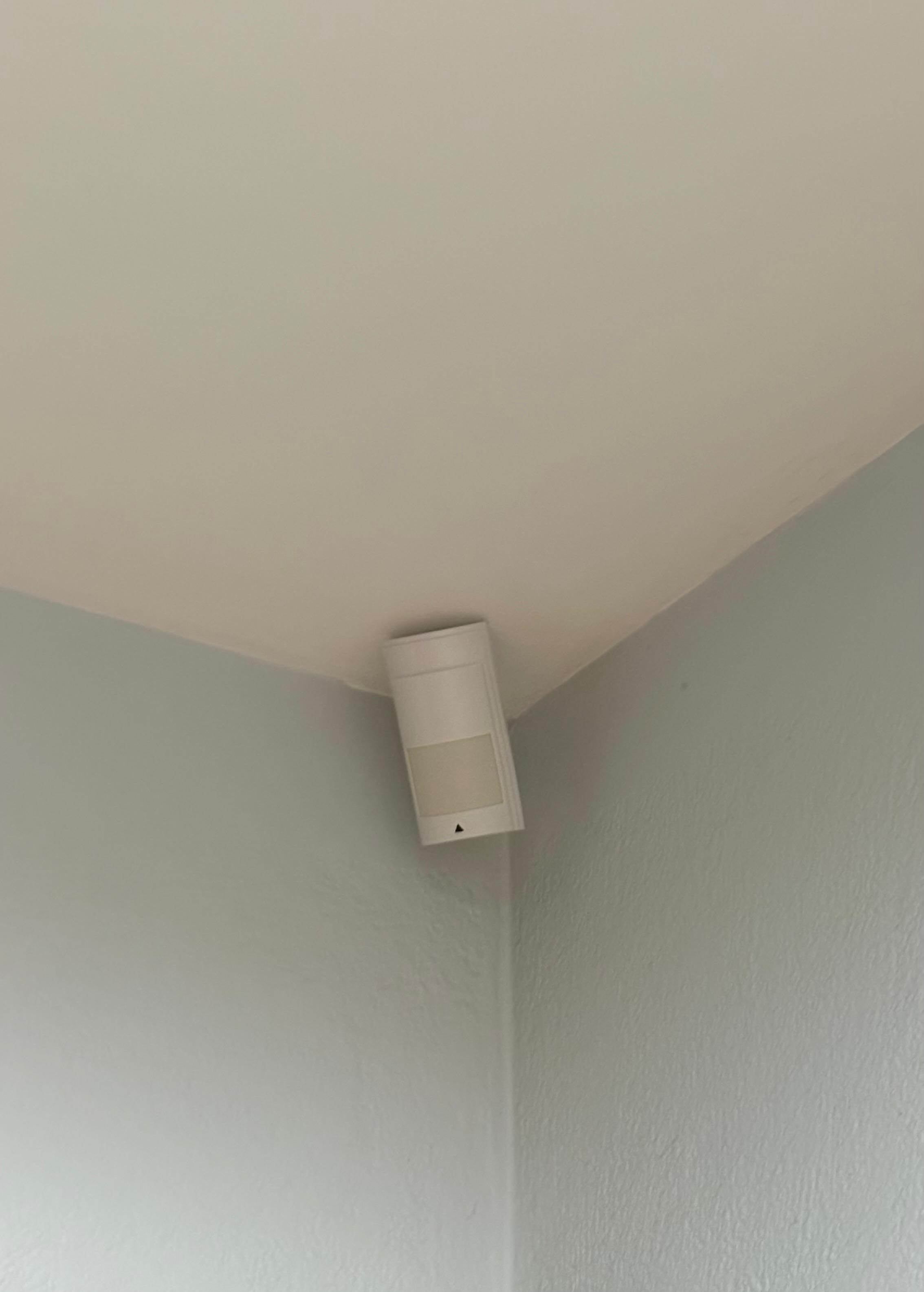 Sensor de movimiento instalado